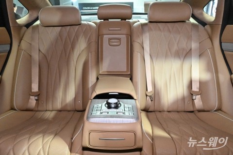 '2024 G80' 뒷좌석···하이테크한 감성 갖췄다