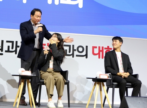 &quot;100주년에도 스타트업처럼&quot;···신입사원에 '변화' 주문한 최태원 SK 회장