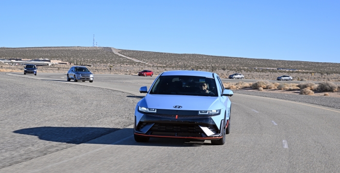 지난 11일(현지시간) 현대차·기아의 캘리포니아 주행시험장(모하비주행시험장)에서 아이오닉5 N이 테스트 도로를 주행하고 있다. 사진=현대차 제공