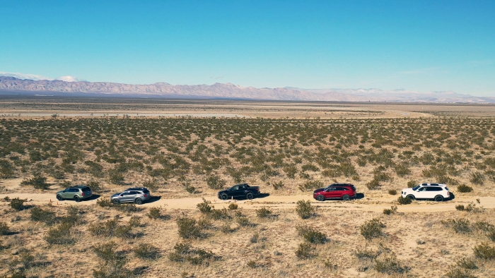 지난 11일(현지시간) 현대차·기아의 캘리포니아 주행시험장(모하비주행시험장)에서 테스트 차량들이 주행하고 있다. 사진=현대차 제공