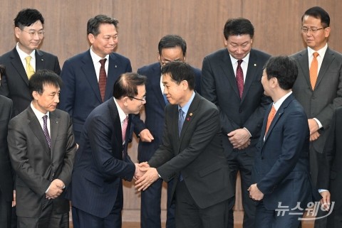 두 손 맞잡은 김주현 금융위원장·조용병 은행연합회장
