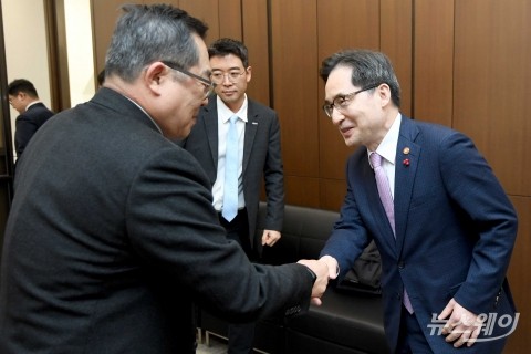 악수 나누는 한기정 위원장·구자열 무역협회장