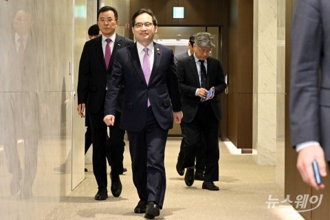 구자열 무역협회장 만나기 위해 접견실 향하는 한기정 공정거래위원장