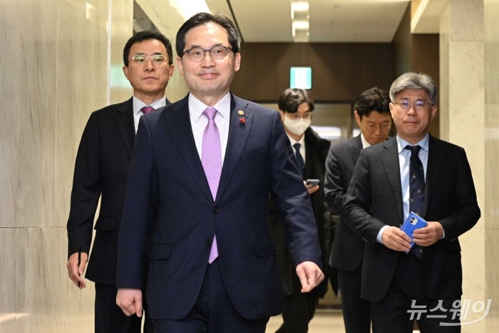 한기정 공정거래위원회 위원장이 15일 서울 강남구 한국무역협회에서 열린 신년간담회에 참석하기 위해 접견실로 이동하고 있다. 사진=강민석 기자 kms@newsway.co.kr