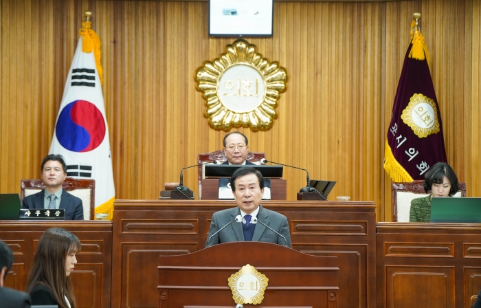 박홍률 목포시장이 15일 열린 2024년 첫 목포시의회 임시회에서 시정 업무보고를 하고 있다.