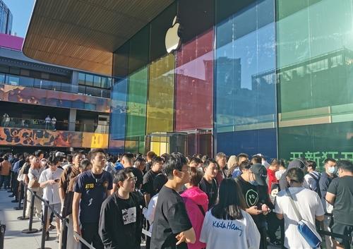 애플, 중국서 아이폰15 70달러 할인 판매···맥북 에어도 112달러 인하