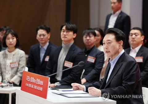 윤 대통령 &quot;글로벌스탠다드에 맞지 않는 규제, 과감히 개혁해야&quot;