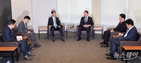 최태원 회장 만난 안덕근 장관 &quot;실물경제 회복 등···원팀 강조&quot;