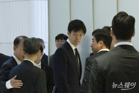 故신격호 창업주 4주기···신동빈·신유열 나란히 참석