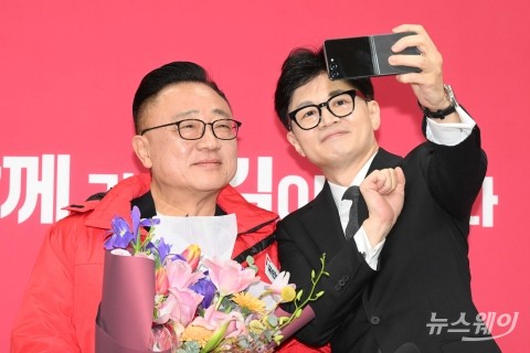 아이폰 쓰는 한동훈 위원장, 삼성전자 '갤럭시 Z플립'로 고동진 前 사장과 기념촬영