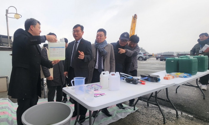 전남도가 23일 국내 최대 물김 위판장인 진도 의신면 접도 수품항에서 '김 활성처리제 현장보고회'를 열고 있다.