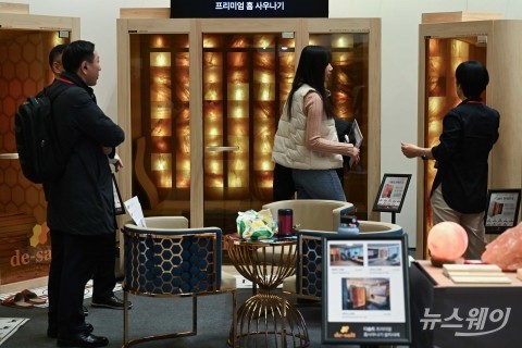 호텔페어에서 '홈 사우나기' 살펴보는 관람객들