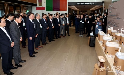 체험존 둘러 보는 최태원 ERT 의장