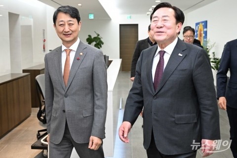 안덕근 장관·김기문 회장 만나···협력 강화 방안 논의
