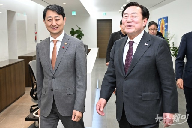 안덕근 장관·김기문 회장 만나···협력 강화 방안 논의