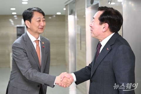 악수하는 안덕근 산업부 장관·김기문 중기중앙회장