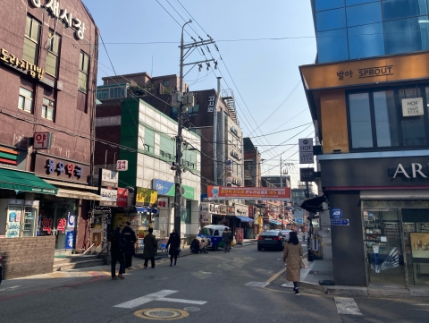 대형마트 첫 평일 휴무날 서초 골목상권 '한산'...&quot;주말이 더 붐볐다&quot;