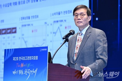 '조기 피봇' 기대감 차단한 이창용···'매파적 동결' 이어간다