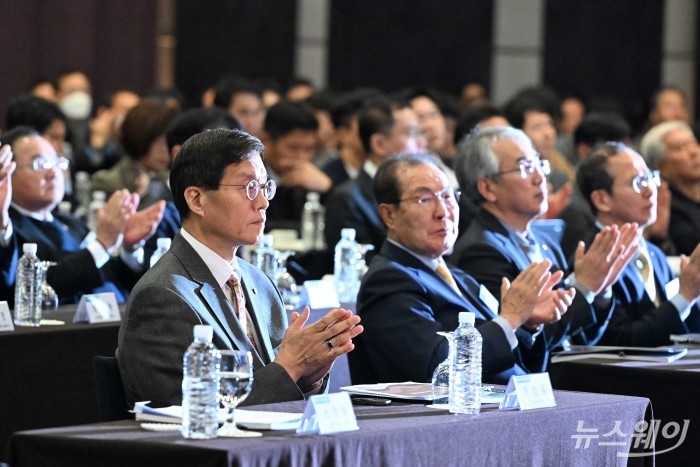 (왼쪽 첫 번째)이창용 한국은행 총재가 1일 오전 서울 중구 웨스틴조선호텔에서 열린 제2회 한국최고경영자포럼에 참석해 박수를 치고 있다. 사진=강민석 기자 kms@newsway.co.kr