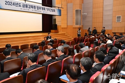 홍콩 ELS‧부동산PF 정리 속도 내는 이복현 &quot;공정한 금융 최우선&quot;(종합)