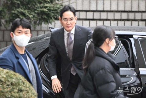 차량에서 하차하는 이재용 삼성전자 회장