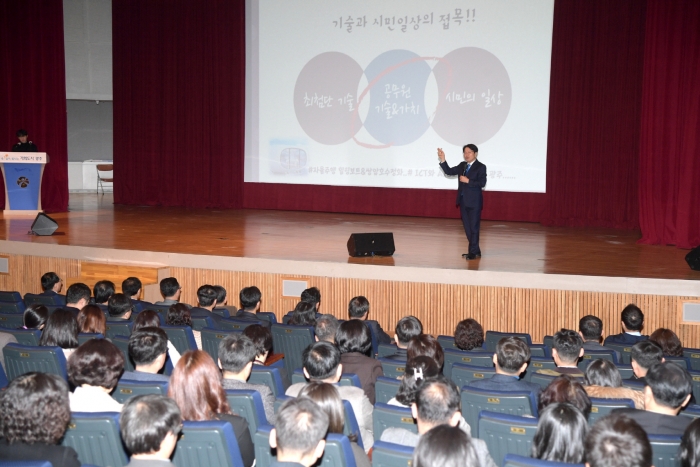 강기정 광주광역시장이 5일 오전 시청 대회의실에서 열린 '2월 정례조회'에 참석해 인사말을 하고 있다.