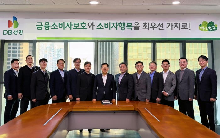 김영만 DB생명 대표이사(가운데)와 임원진들이 함께 기념 촬영을 하고 있다. 사진=DB생명 제공