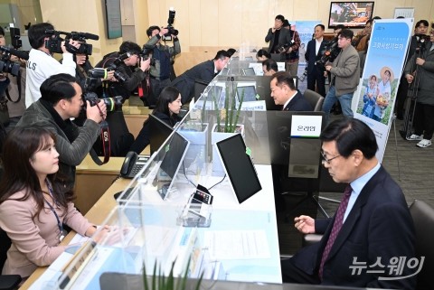 '고향사랑기부제' 설명 듣는 이상민 행안부 장관·이성희 회장 외 내빈들