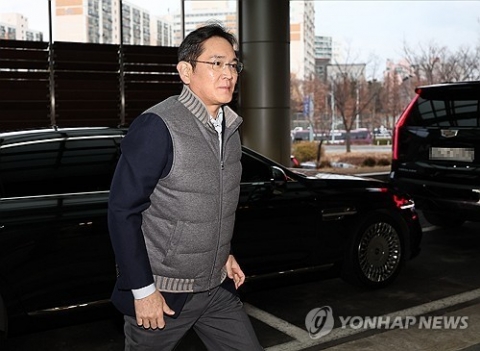 &quot;입었다 하면 완판&quot;···이재용의 패딩 조끼, 하루만에 또 동났다