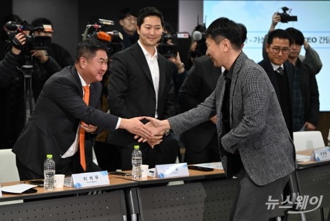 악수 나누는 이복현 금감원장·이석우 두나무 대표