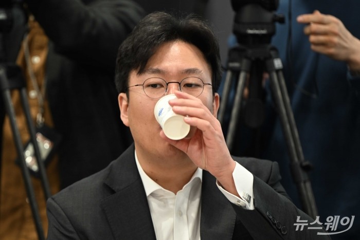 오세진 코빗 대표이사가 서울 마포구 프론트원에서 열린 가상자산사업자 CEO 간담회에 참석해 물을 마시고 있다. 사진=강민석 기자 kms@newsway.co.kr