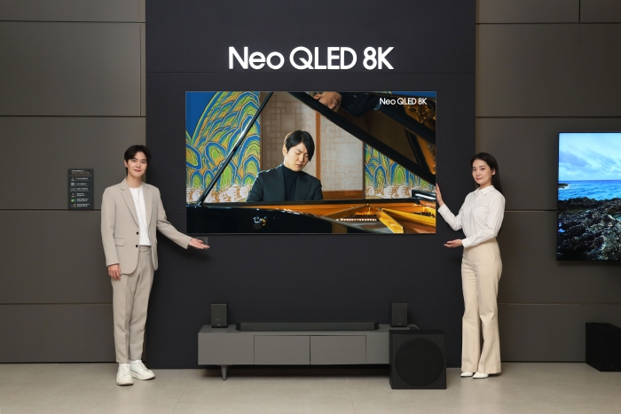 8일 삼성전자 모델이 삼성스토어 대치점에서 Neo QLED 8K TV로 파이니스트 조성진의 8K 라이브 연주 영상을 감상하고 있다. 자료=삼성전자 제공