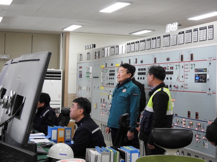 8일 한국전력 임직원들이 설 연휴를 대비해 전력설비 현장점검 하는 모습이다. 사진=한국전력 제공