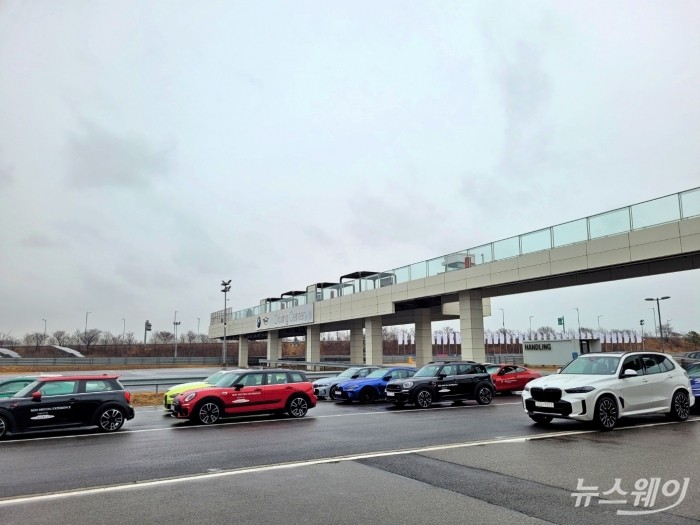 지난 5일 방문한 BMW드라이빙센터의 트랙에 다양한 BMW 모델들이 줄지어 서 있다. 사진=박경보 기자