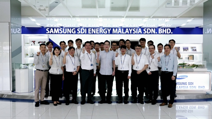 이재용 삼성전자 회장이 말레이시아 스름반 SDI 생산법인에서 현지 근무자들과 기념 사진을 촬영했다. 사진=삼성전자 제공