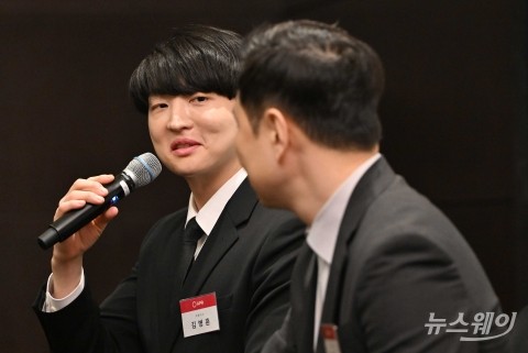 취재진 질문 답변하는 김병훈 에이피알 대표