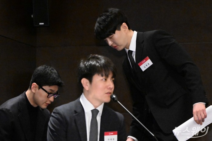 (오른쪽)김병훈 에이피알 대표이사가 13일 오후 서울 여의도 콘래드호텔에서 열린 에이피알 IPO 기자간담회에서 연단을 나서고 있다. 사진=강민석 기자 kms@newsway.co.kr