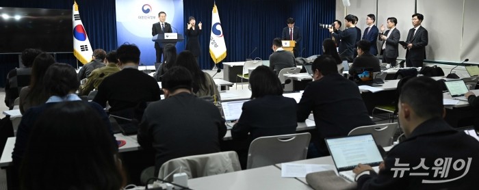 이종호 과학기술정보통신부 장관이 13일 오후 서울 종로구 정부서울청사에서 열린 2024년 주요업무 추진계획에서 발표를 하고 있다. 사진=강민석 기자 kms@newsway.co.kr