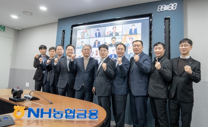 NH농협금융은 15일, 서울 중구 소재 본사에서 '24년 제1차 글로벌 전략협의회를 개최했다. 이기현 사업전략부문장(왼쪽에서 다섯 번째)과 계열사 임직원들이 기념촬영을 하고 있다. 사진=NH농협금융 제공