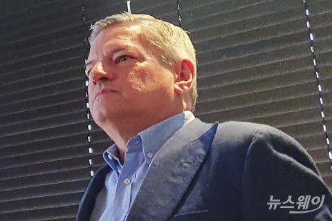8개월 만에 韓 넷플릭스 찾은 테드 서랜도스 CEO