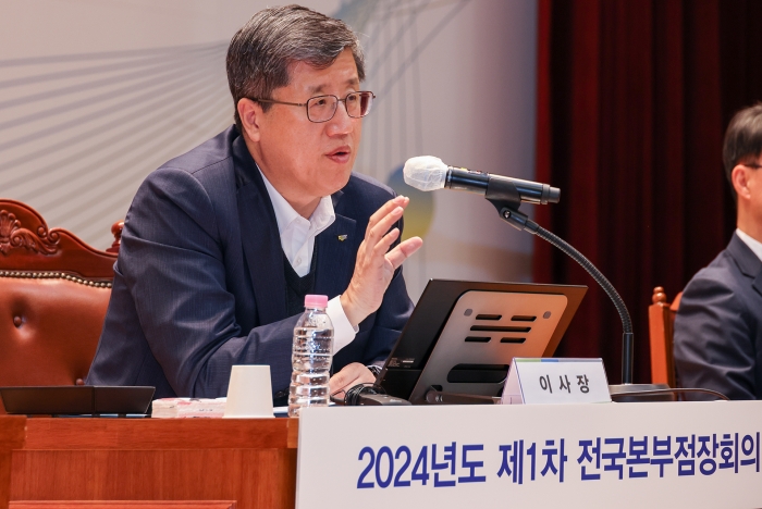 최원목 신용보증기금 이사장이 16일 대구 본점에서 열린 2024년도 제1차 전국본부점장회의에서 당부의 말을 전하고 있다. 사진=신용보증기금 제공