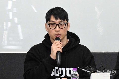 '초기업 노조' 설명하는 홍광흠 위원장