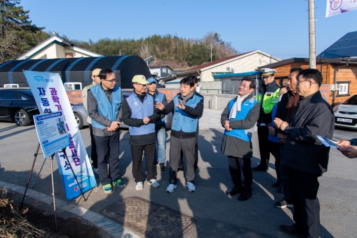 광양제철소가 16일 광양시청과 함께 매동마을에서 연합봉사활동을 진행하고 있다.