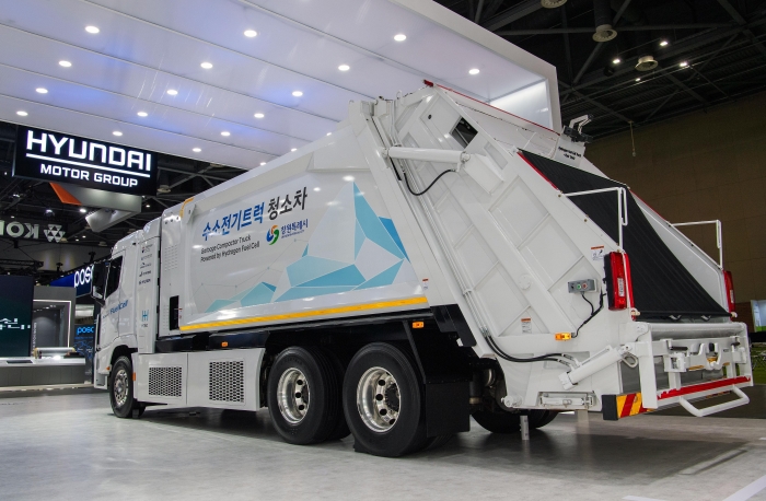 지난해 9월 13일 경기도 고양시 킨텍스에서 열린 'H2 MEET 2023'에서 현대차 엑시언트 수소전기트럭 청소차가 전시돼 있다. 사진=현대차 제공