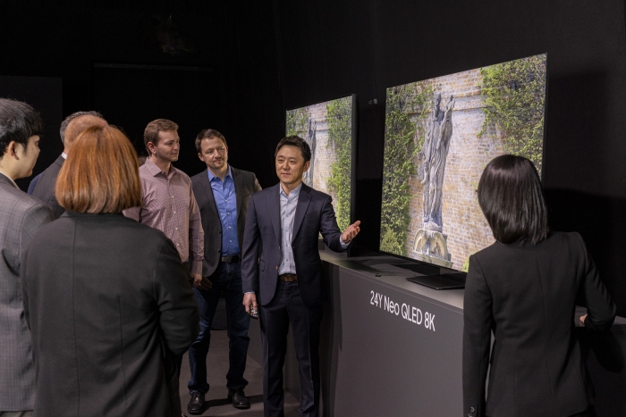 20일(현지시간) 독일 프랑크푸르트 '2024 유럽 테크세미나'에서 참석자들이 삼성전자의 2024년형 Neo QLED 8K 신제품을 살펴보고 있다. 사진=삼성전자 제공