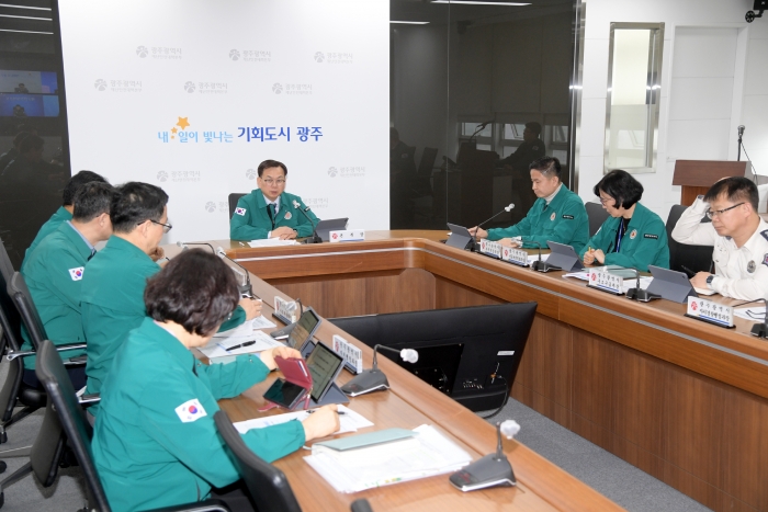 고광완 광주광역시 행정부시장이 21일 오후 시청 재난상황실에서 열린 '의사단체 집단행동 관련 자치구 부구청장 영상회의'를 주재하고 있다.