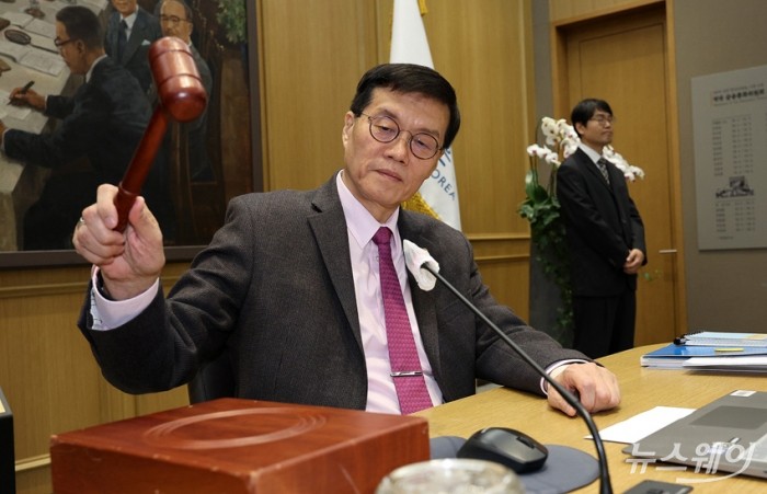 이창용 한국은행 총재가 22일 오전 서울 중구 한국은행에서 열린 금융통화위원회에서 의사봉을 두드리고 있다. 사진=사진공동취재단