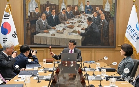 한은, 기준금리 1년 째 묶었다···현 3.5% 수준 유지(1보)