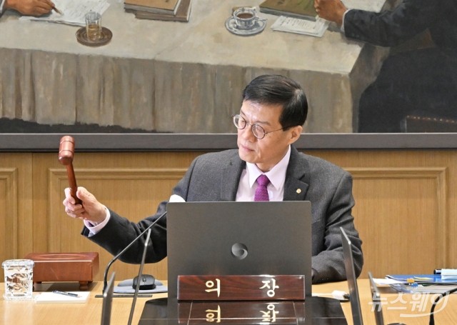금통위에서 의사봉 두드리는 이창용 한국은행 총재