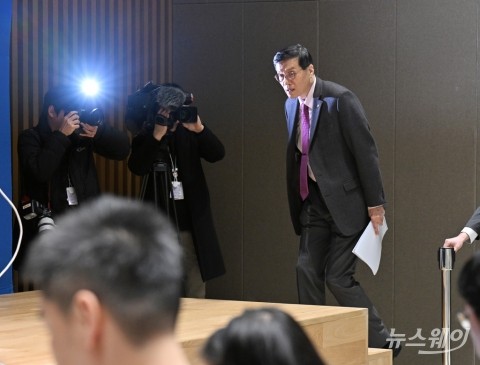한은, 성장률·물가상승률 전망 유지···&quot;안정까지는 울퉁불퉁 험난&quot;(종합)